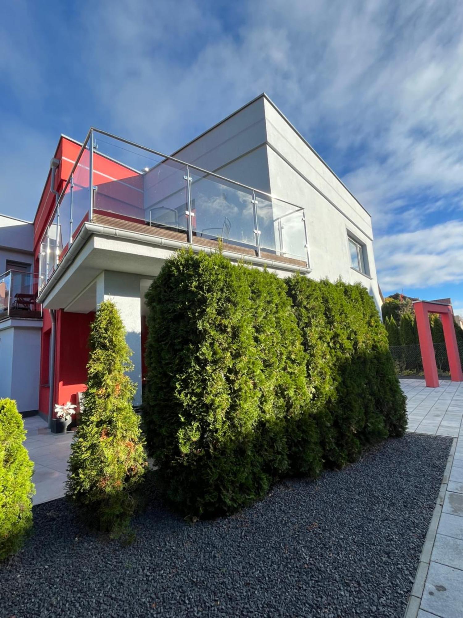 Bela - Pokoje Z Aneksami I Apartamenty Колобжег Экстерьер фото
